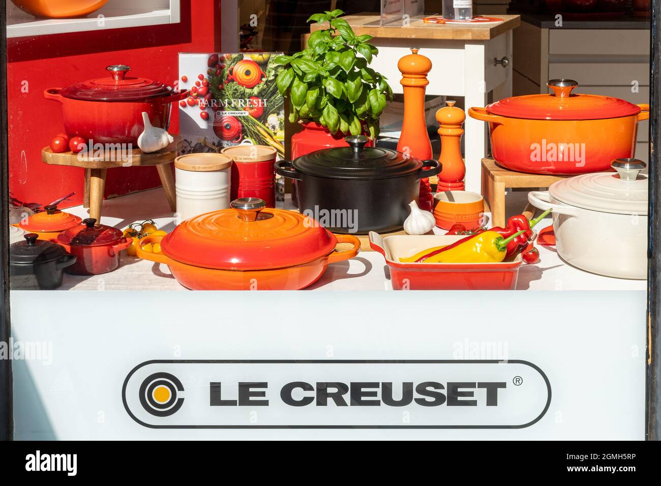 Le Creuset vetrina in negozio o negozio davanti, rivenditore francese di utensili da cucina, meglio noto per le tovaglie smaltate colorate in ghisa, Regno Unito Foto Stock