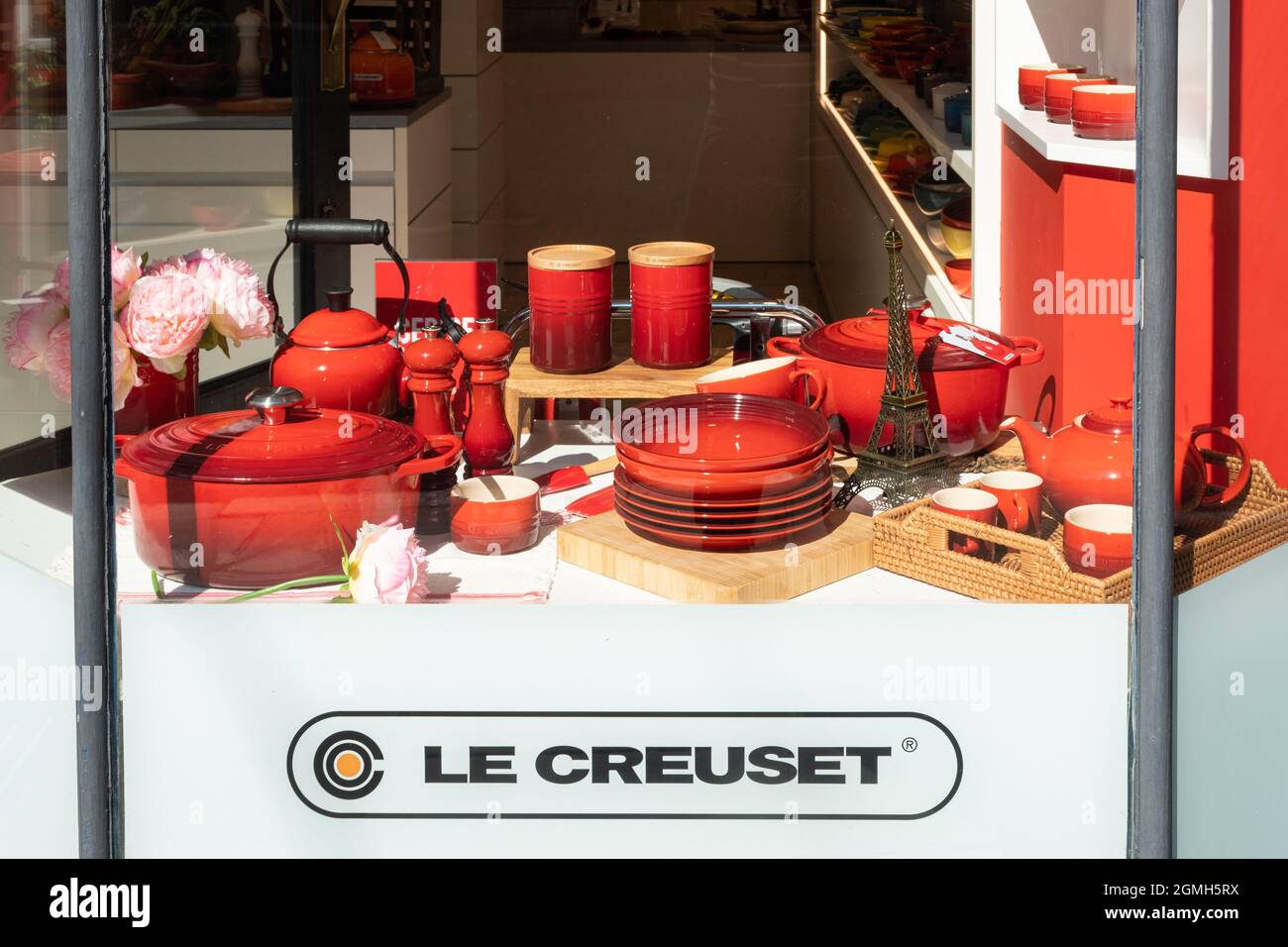 Le Creuset vetrina in negozio o negozio davanti, rivenditore francese di utensili da cucina, meglio noto per le tovaglie smaltate colorate in ghisa, Regno Unito Foto Stock