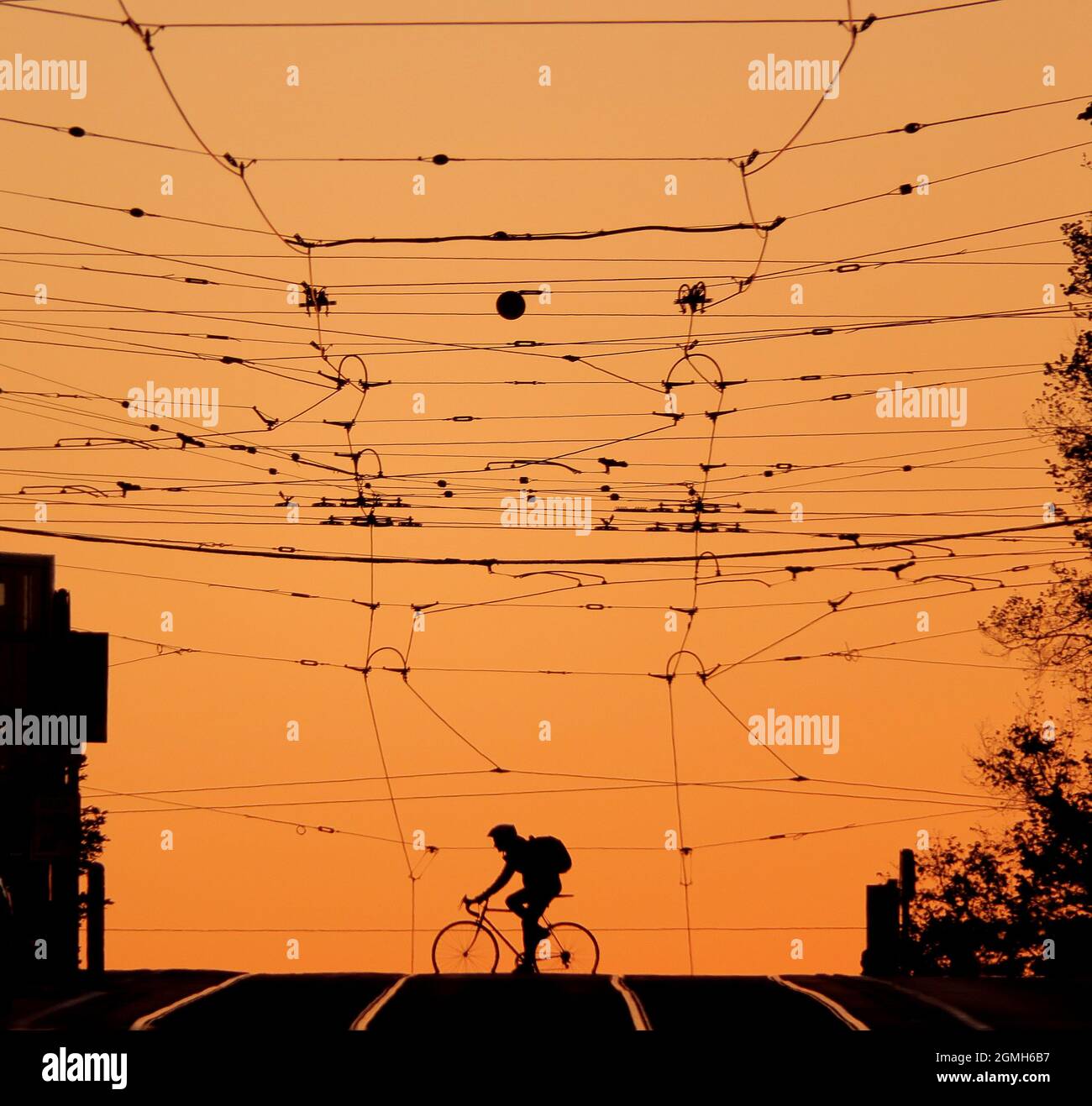 Silhouette al tramonto. Tram nelle strade della città di Melbourne Australia . Foto Stock