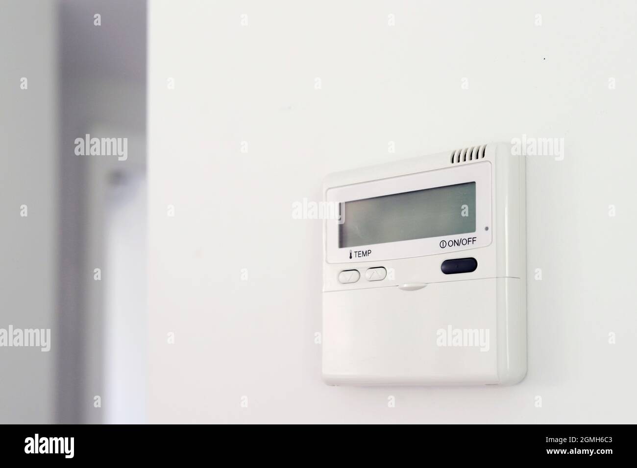 termostato digitale per condizionatori d'aria montati a parete Foto Stock