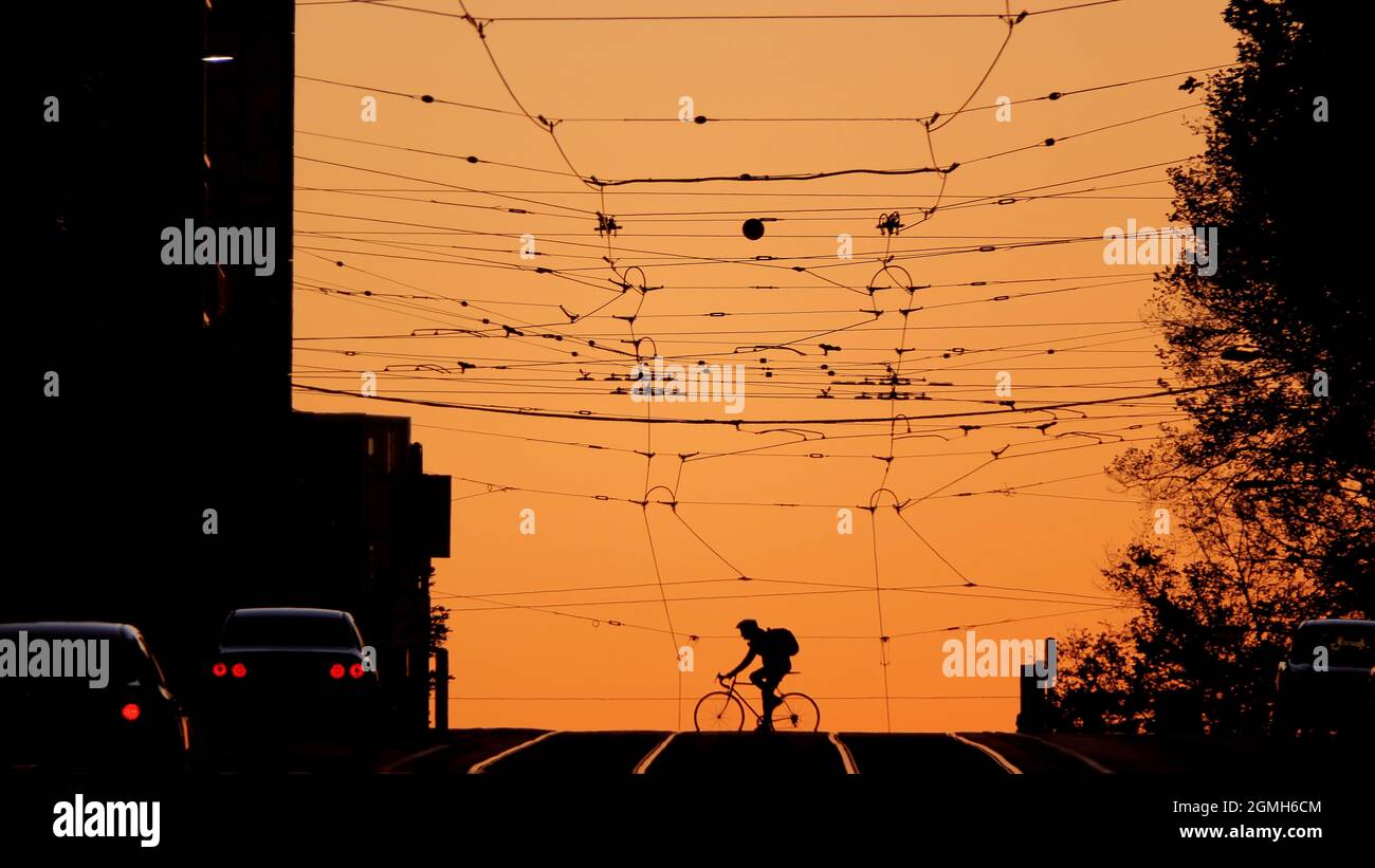 Silhouette al tramonto. Tram nelle strade della città di Melbourne Australia . Foto Stock