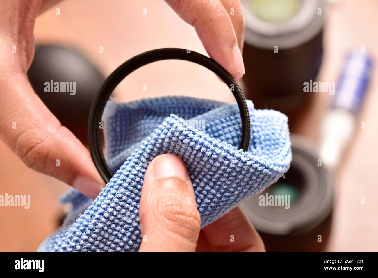 filtro uv di pulizia utilizzato per la protezione dell'obiettivo della fotocamera Foto Stock