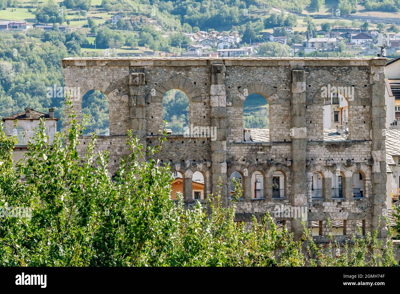 Le rovine dell'antico teatro romano nel centro storico di Aosta Foto Stock
