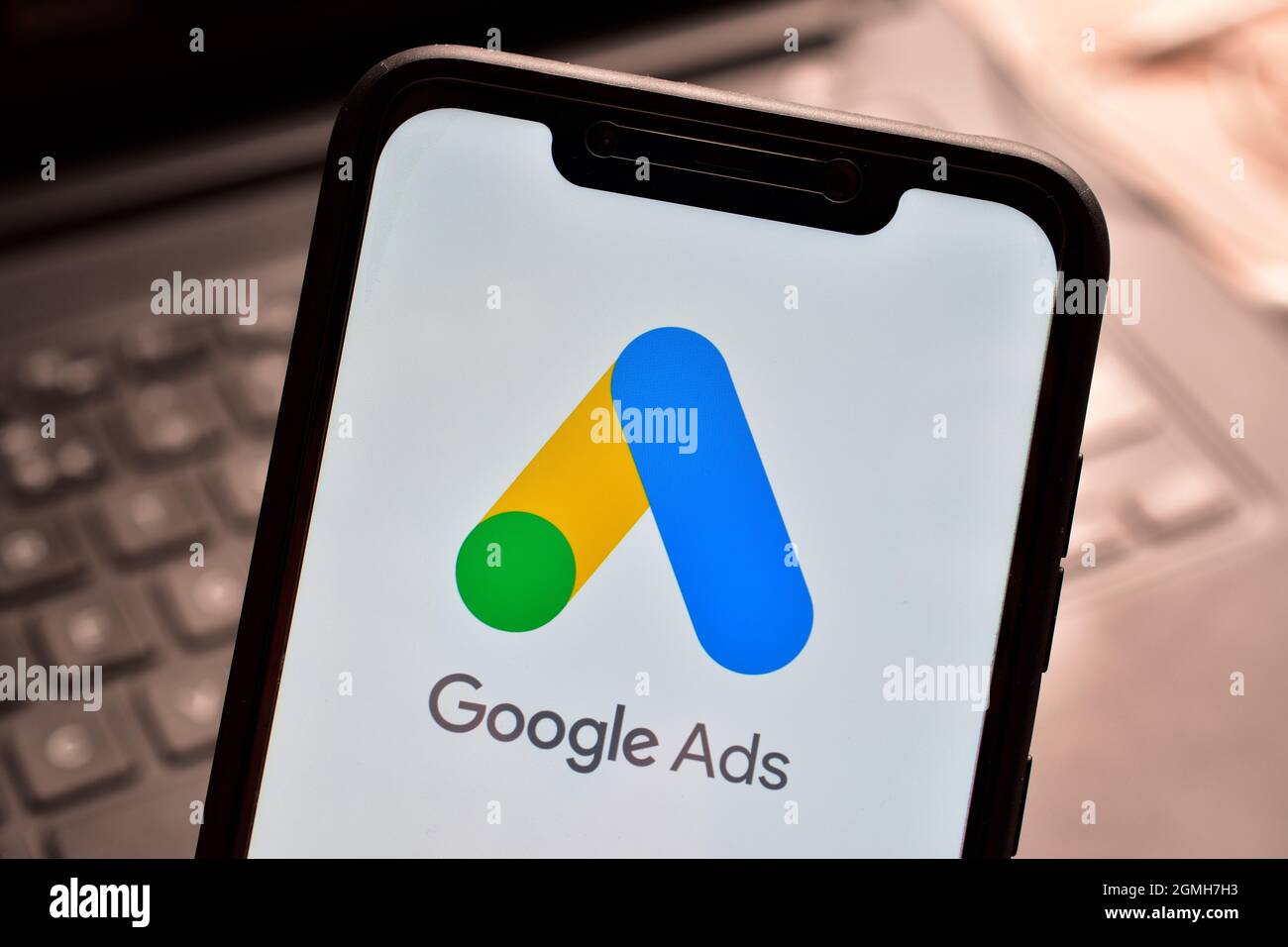 Logo Google AdWords sullo smartphone, miglior mercato per il marketing online dei prodotti Foto Stock