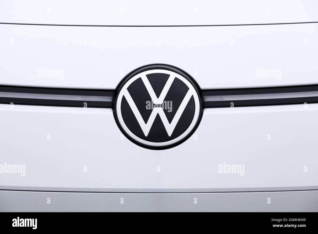 Horsens, Danimarca - 13 maggio 2021: Logo Volkswagen su un'auto. Volkswagen è un produttore tedesco di automobili con sede a Wolfsburg, Germania Foto Stock
