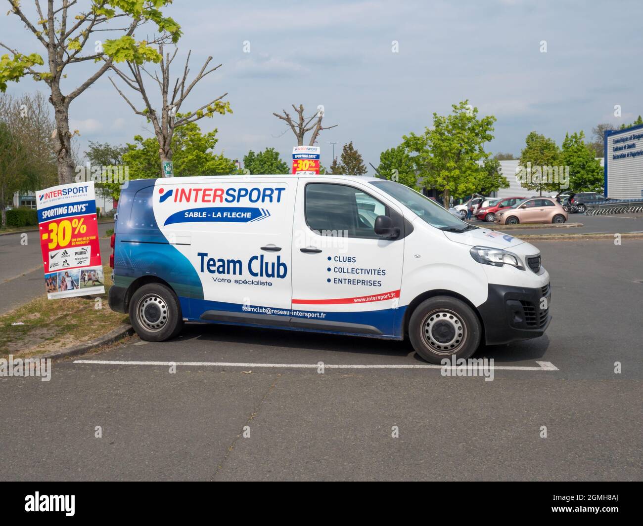 FLECHE, FRANCIA - 25 ago 2021: Il logo Intersport sul negozio di auto francese con segnaletica di marca a Fleche, Francia Foto Stock