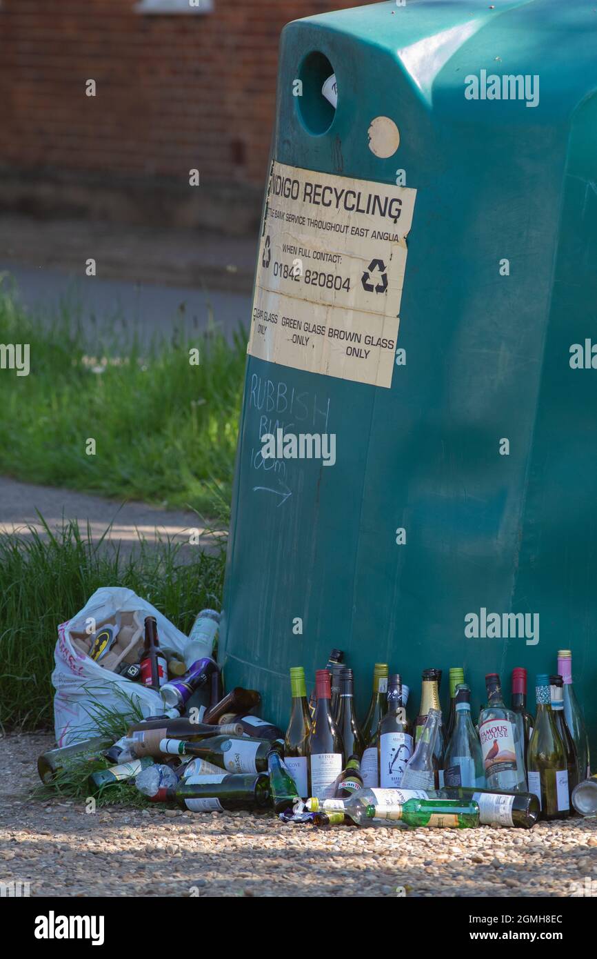 Contenitore per il riciclaggio del parcheggio auto. Banca di bottiglie. Troppo pieno, troppo pieno, troppo pieno. Raccolta di bottiglie di vetro multicolore depositate insieme. Subur Foto Stock