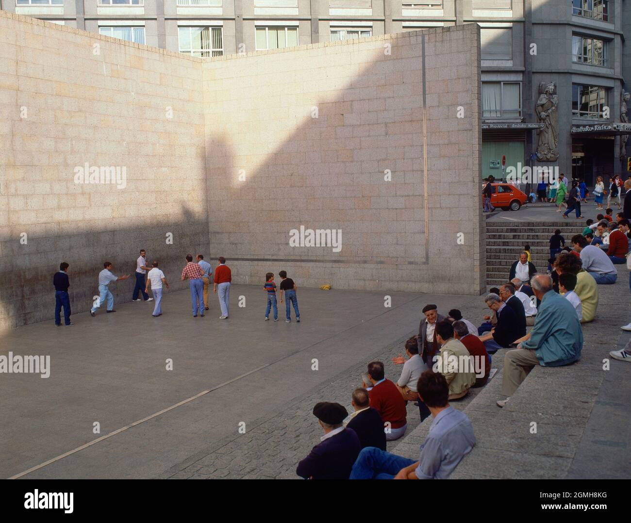 PLAZA DE LOS FUEROS - FRONTON CON GENTE JUGANDO PELOTA. Ubicazione: ESTERNO. VITORIA / GASTEIZ. ALAVA. SPAGNA. Foto Stock