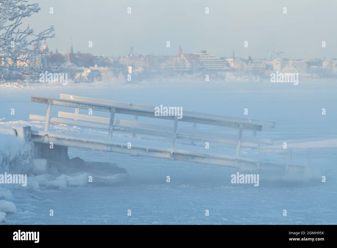 Pontile galleggiante coperto di ghiaccio con il ghiaccio del Mar Baltico a Helsinki, Finlandia. Foto Stock