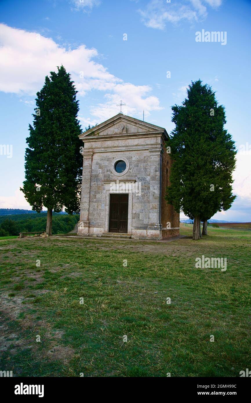 Famosa chiesa toscana con due cipressi Foto Stock