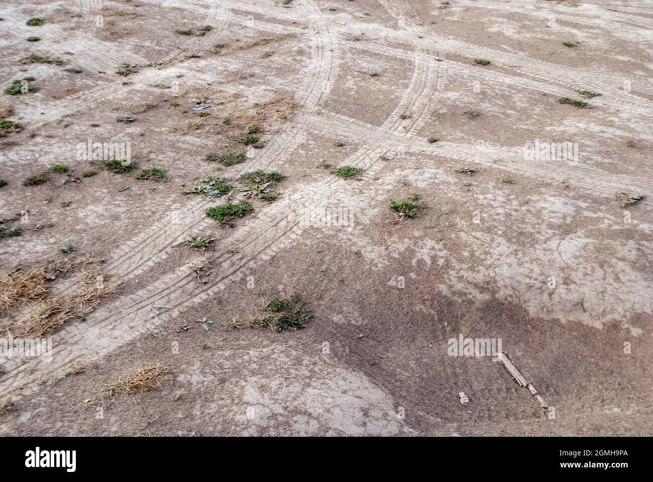 tracce di pneumatici auto sulla sabbia, dopo la pioggia Foto Stock