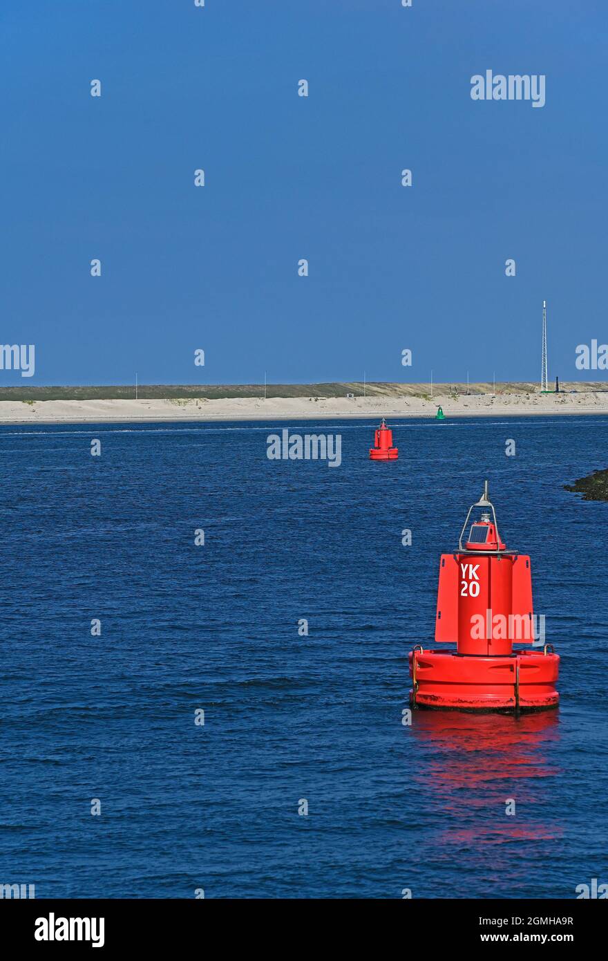 porto di rotterdam (maasvlakte 2) / paesi bassi - 2021-09-02: fari di navigazione in prinses arianehaven - sfondo: diga del mare del nord -- [credito: joa Foto Stock