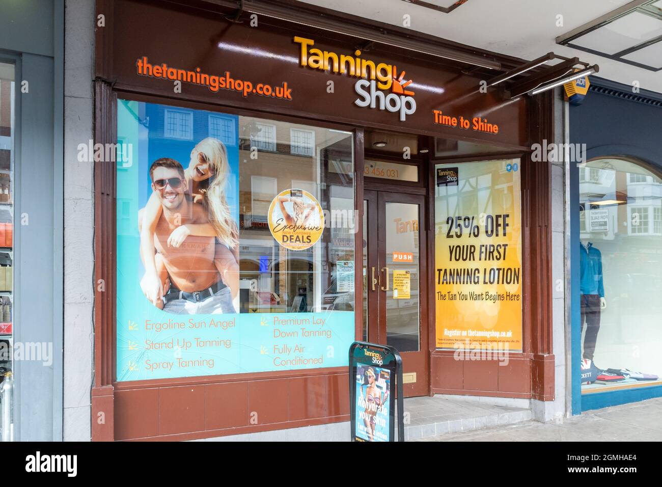 Negozio di abbronzatura, vendita di lettini di alta strada, Inghilterra, Regno Unito Foto Stock