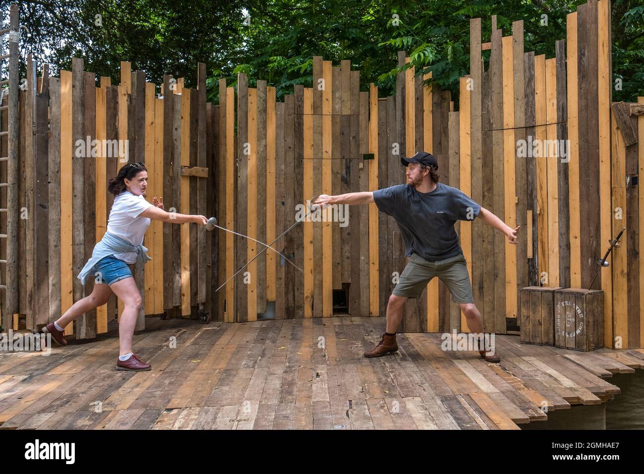 Attori di una prova di combattimento al Trebah Garden Amphitheatre in Cornovaglia. Foto Stock
