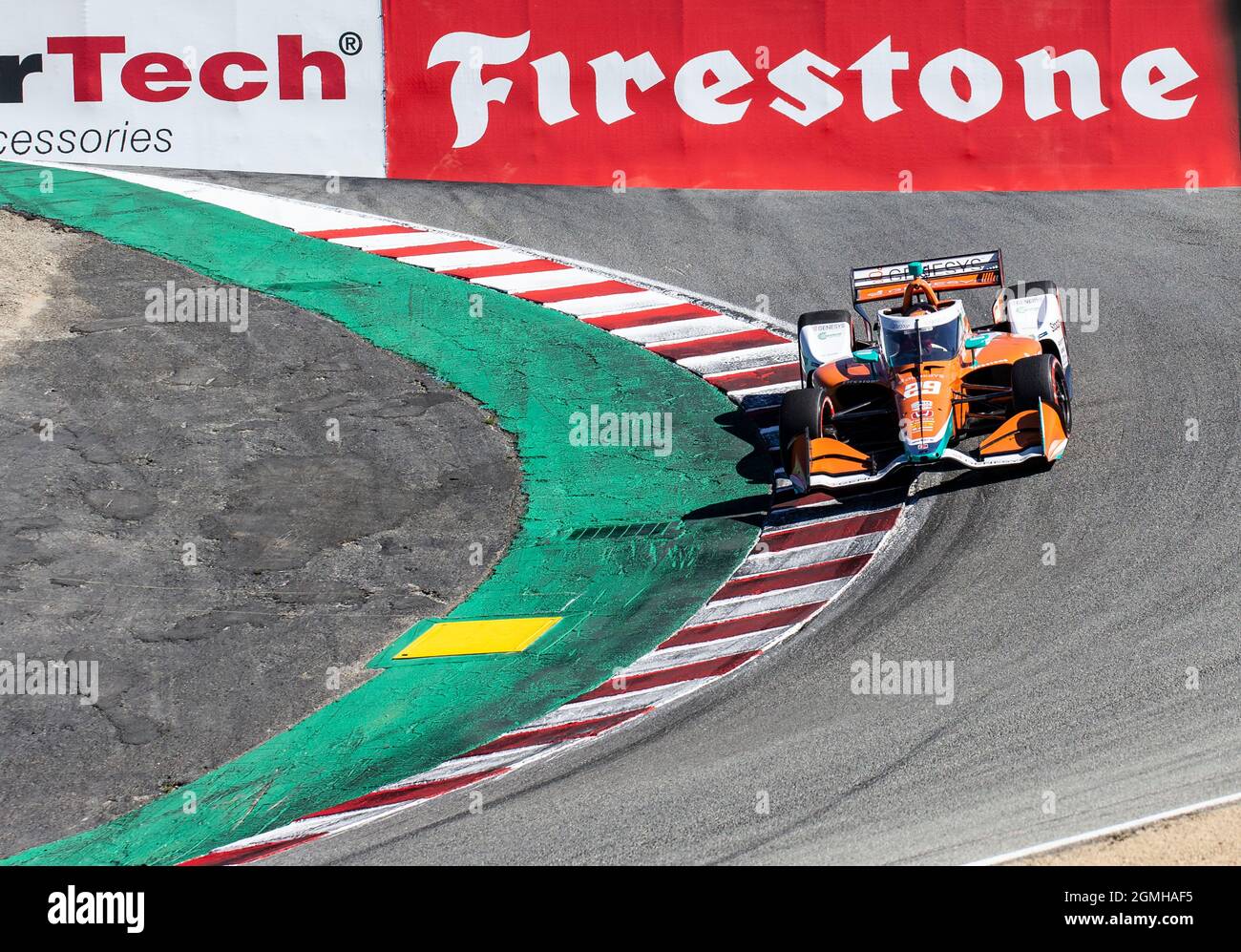 Settembre 18 2021 Monterey, CA, U.S.A. driver James Hinchcliffe nel cavatappi durante il NTT Firestone Grand Prix di Monterey qualifica al Weathertech Raceway Laguna Seca Monterey, CA Thurman James/CSM Foto Stock