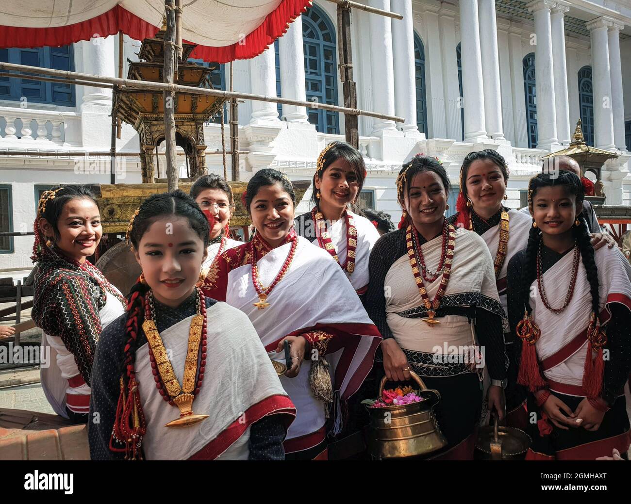Kathmandu, Bagmati, Nepal. 19 Settembre 2021. Le ragazze nepalesi in etnia  Newari abbigliamento tradizionale posa in celebrazione del Festival  Indrajatra a Hanumandhoka Durbar Square a Kathmandu, Nepal il 19 settembre  2021. Nepalesi