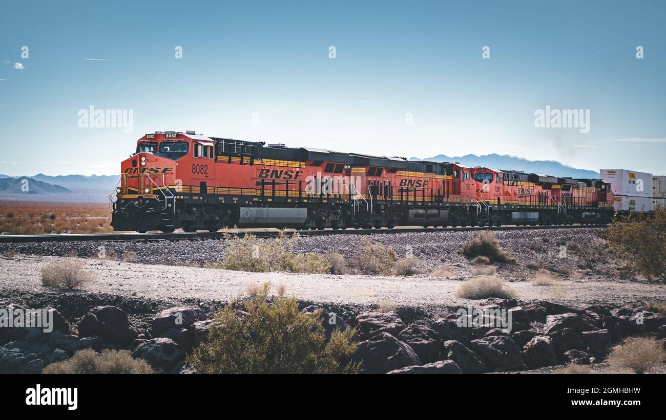 Treno Freightliner che attraversa il deserto della California, Stati Uniti Foto Stock
