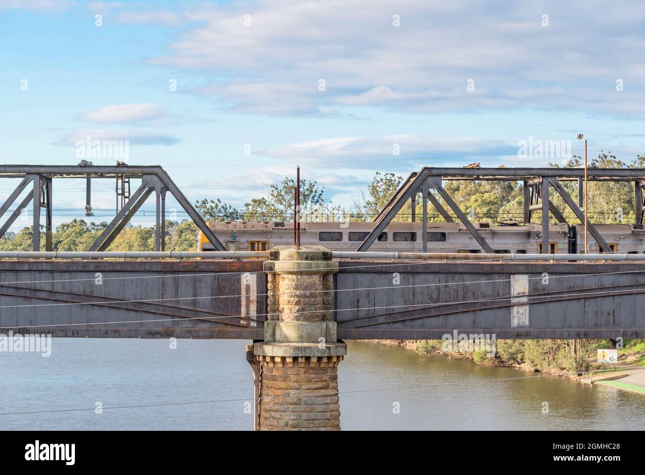 Il Victoria Bridge, patrimonio dell'umanità dell'UNESCO, che attraversa il fiume Nepean a Penrith New South Wales, è in realtà un ponte ferroviario e stradale separato. Foto Stock