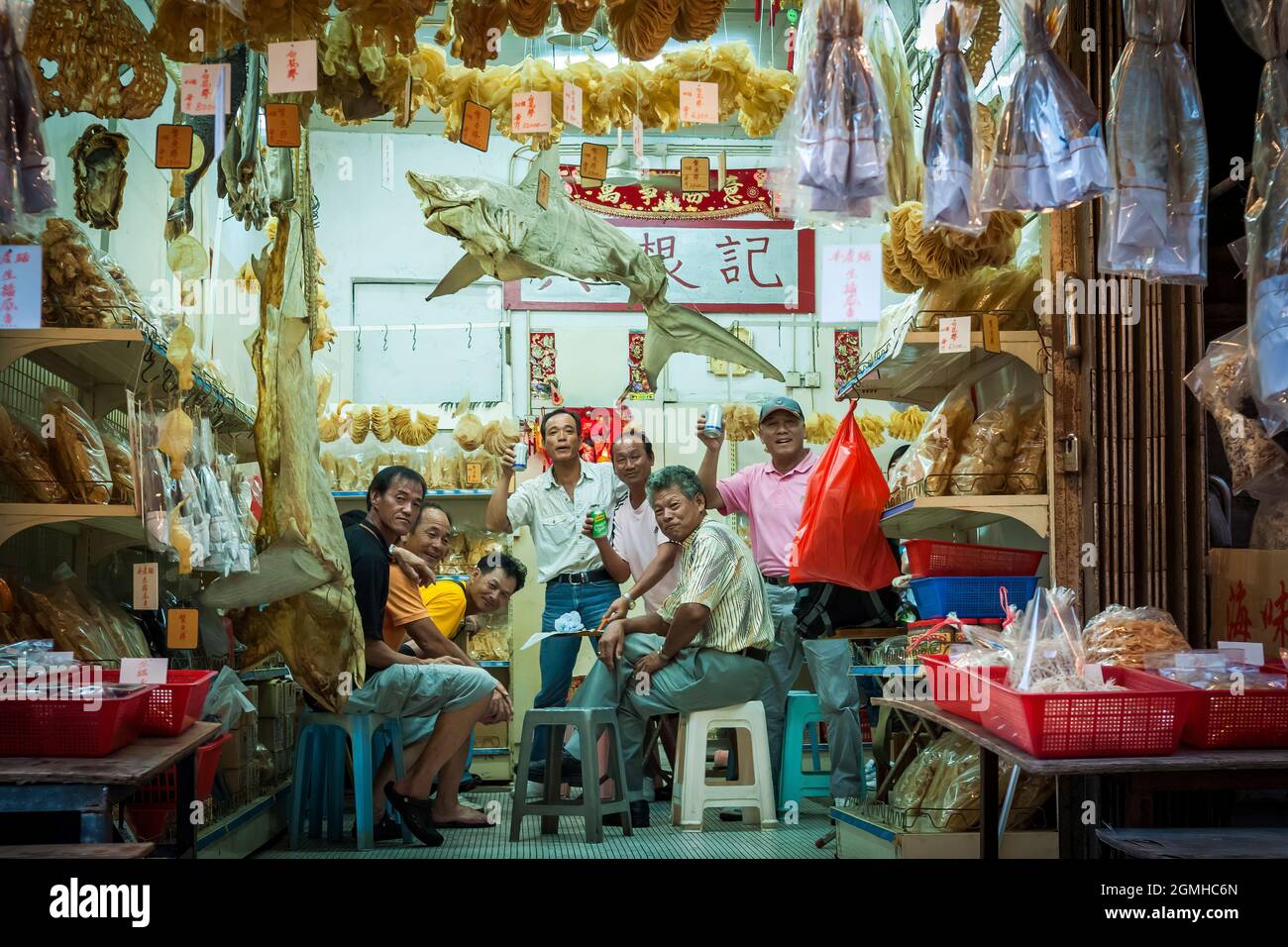 Il proprietario di un negozio di frutti di mare secchi e i suoi amici celebrano il Dragon Boat Festival a Tai o, Lantau Island, Hong Kong Foto Stock