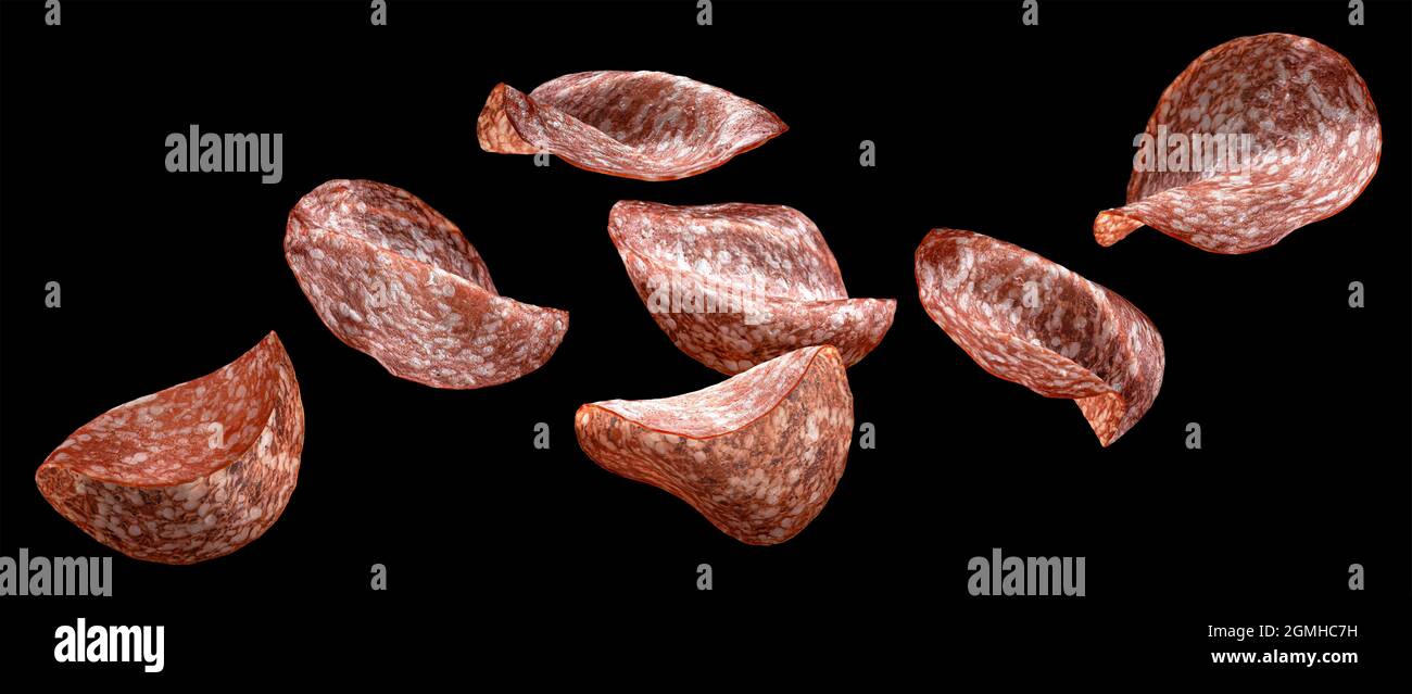 Fette di salame cadenti isolate su sfondo nero Foto Stock