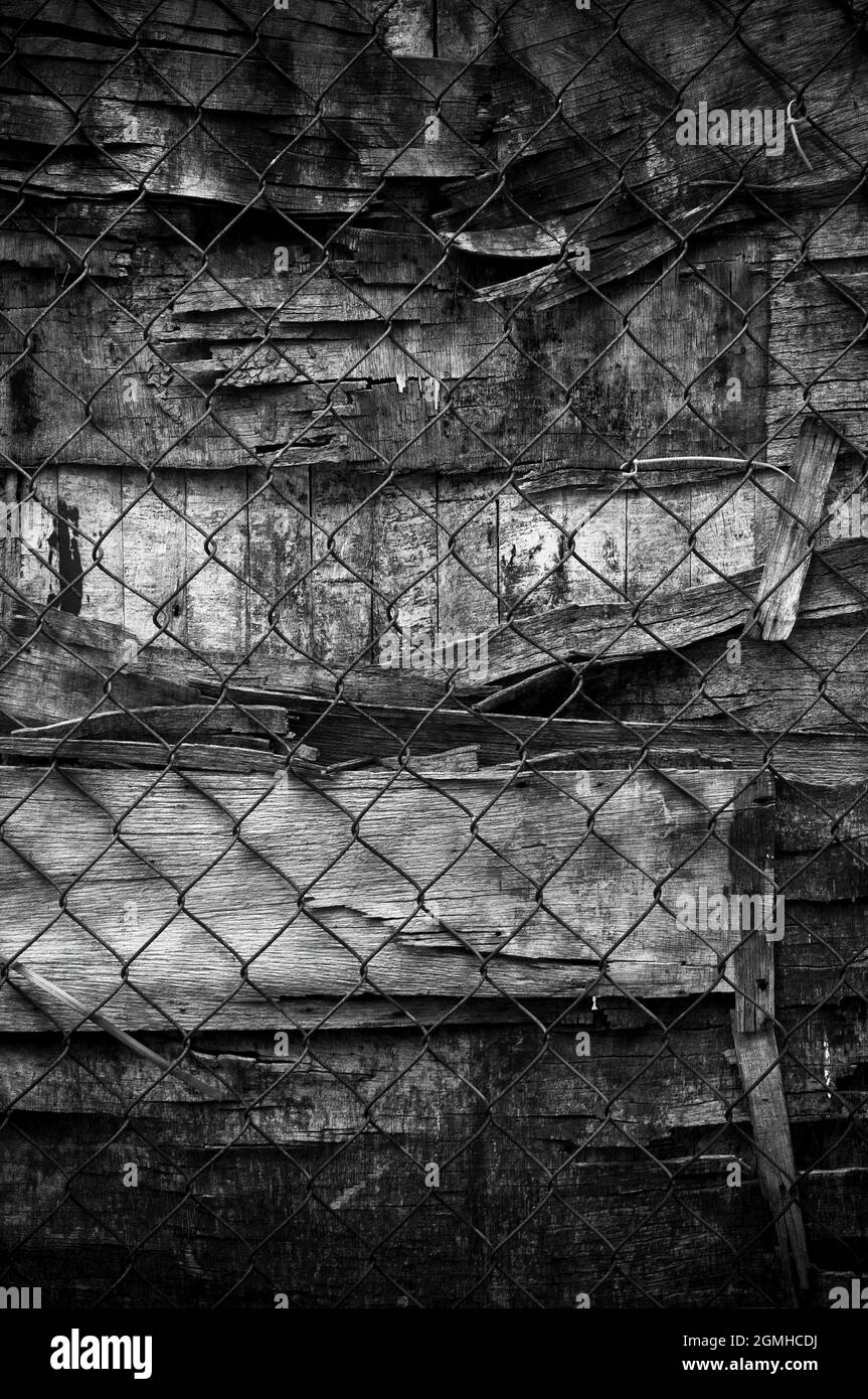 Composizione strutturale del legno compensato resistente agli agenti atmosferici e del recinto a catena arrugginita sul Ping Shan Heritage Trail, New Territories, Hong Kong (versione b&w) Foto Stock