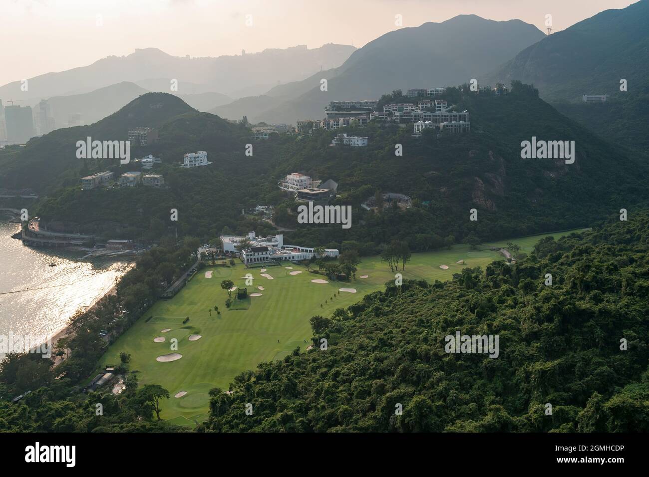 Case sulla collina sopra Hong Kong Golf Club, Deep Water Bay, vista da un appartamento alto in Repulse Bay Road, Hong Kong Island, nel 2009 Foto Stock