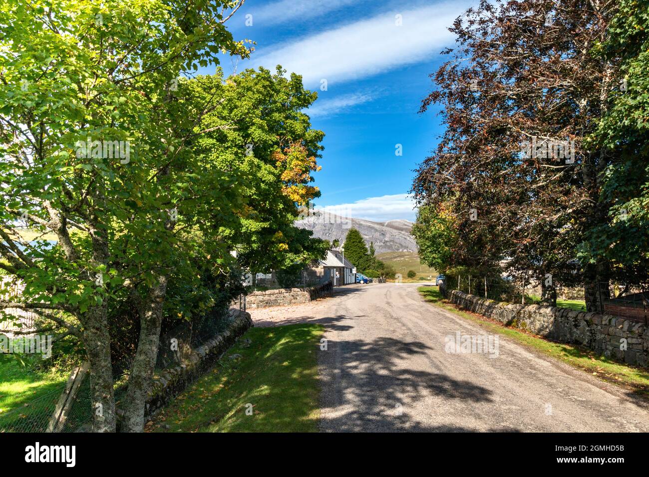 ACHFARY FRAZIONE SUTHERLAND SCOZIA LA STRADA ATTRAVERSO IL PICCOLO VILLAGGIO IN ESTATE Foto Stock