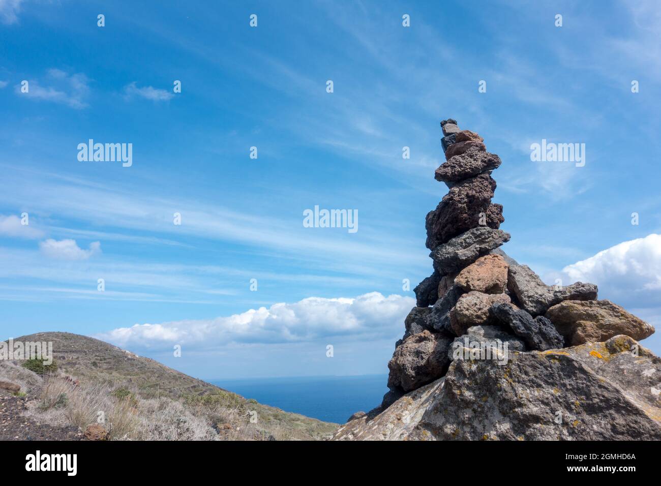 Piramide in pietra in cima alla montagna Foto Stock