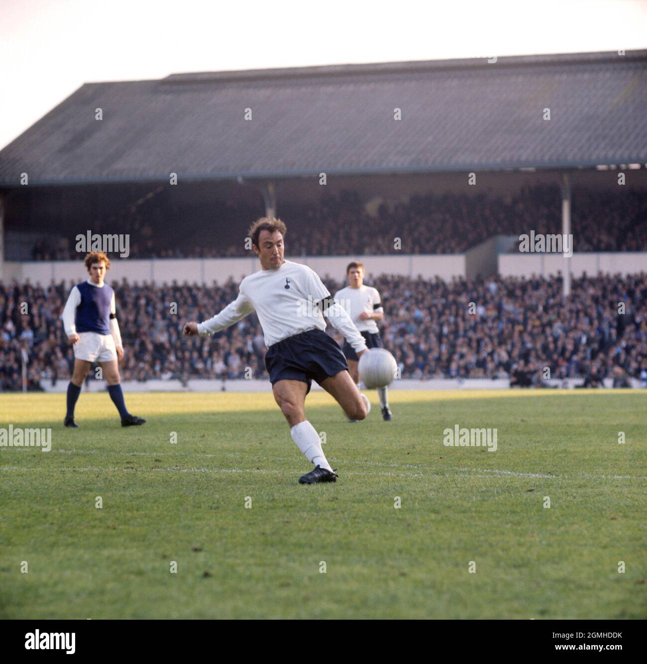 Foto di archivio datata 01-11-1969 di Jimmy Greaves di Tottenham Hotspur in azione a White Hart Lane. Data di emissione: Domenica 19 settembre 2021. Foto Stock