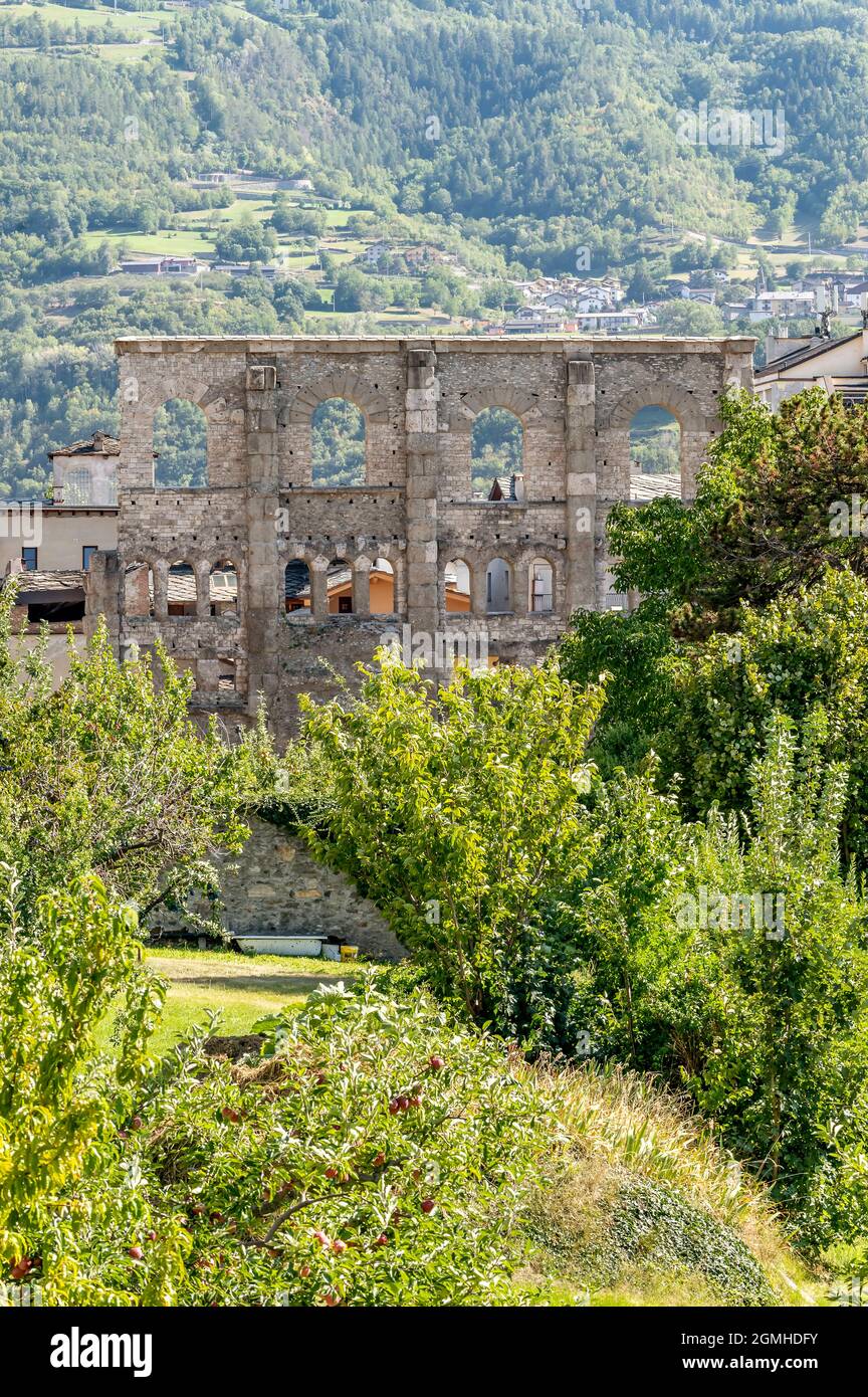 Le rovine dell'antico teatro romano nel centro storico di Aosta Foto Stock
