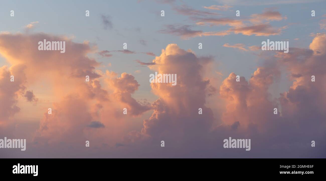 Bel cielo nuvoloso colorato sera. Cielo con nuvole al tramonto. Sfondo del cielo astratto. Foto Stock