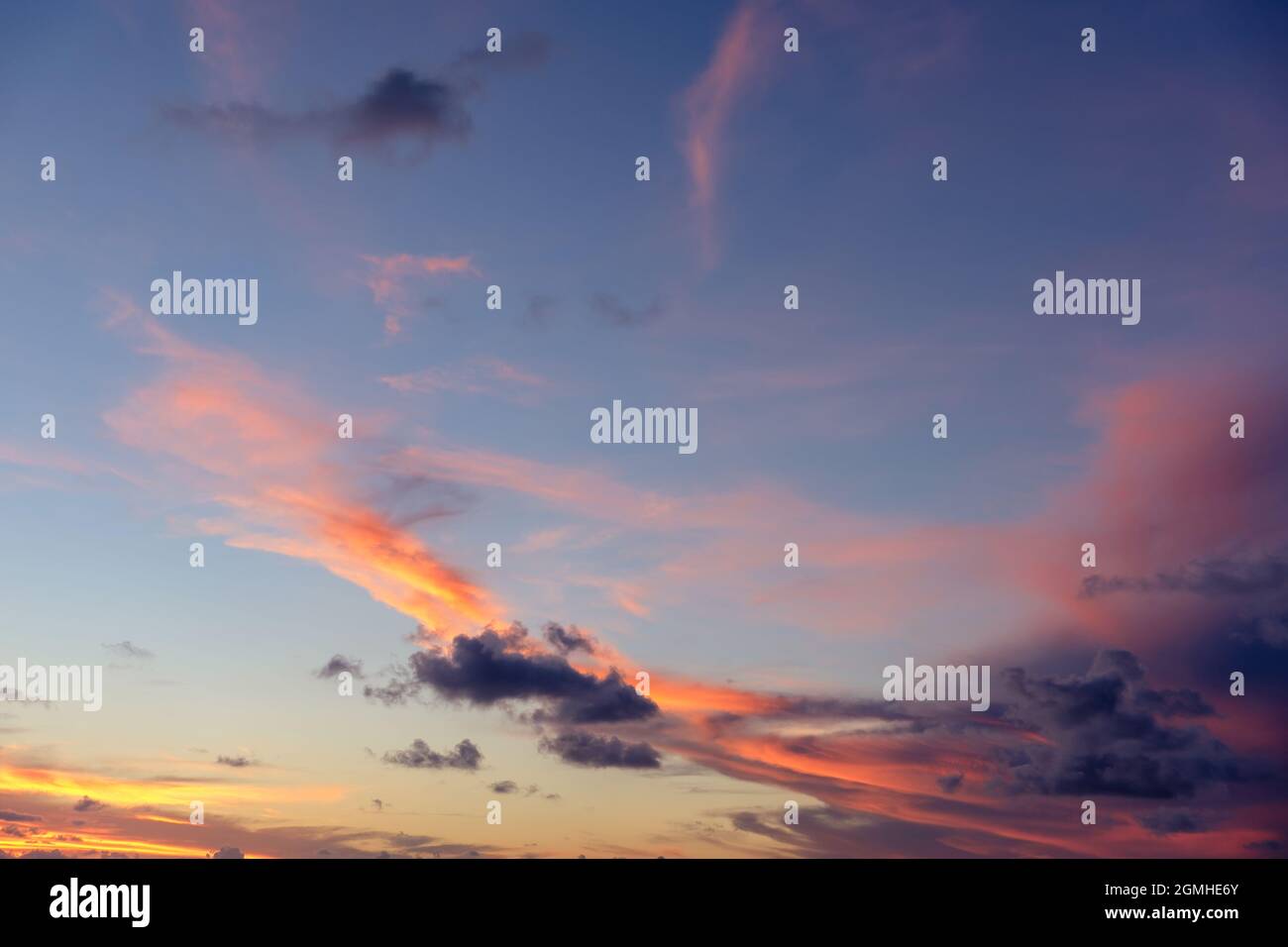 Bel cielo nuvoloso colorato sera. Cielo con nuvole al tramonto. Sfondo del cielo astratto. Foto Stock