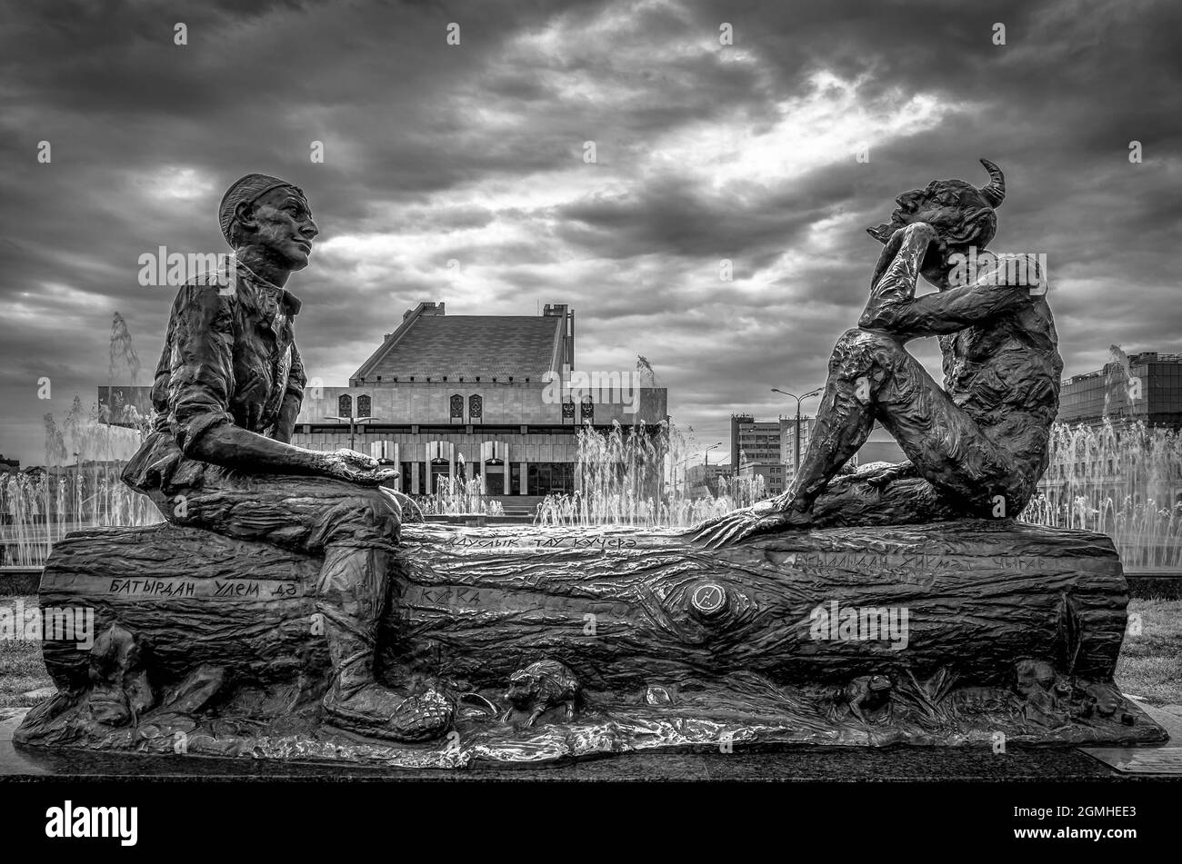 Monumento 'misteri di Shurale' nel quartiere storico di Kazan, Tatastan. Vista laterale. Bianco e nero. Foto Stock