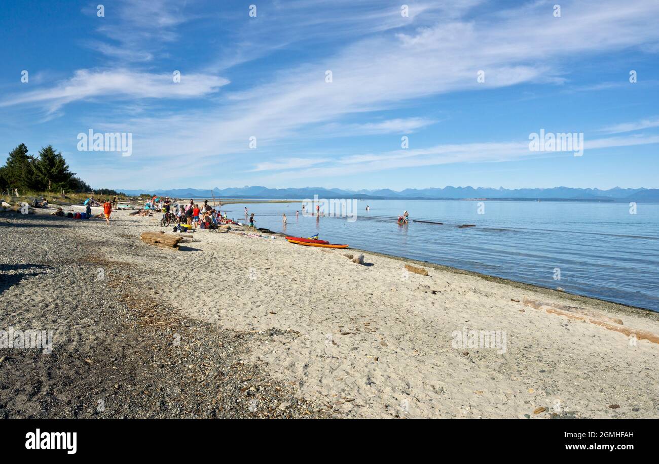 Le famiglie potranno godersi una giornata di sole a Saratoga Beach sull'isola di Vancouver, British Columbia, Canada. Foto Stock