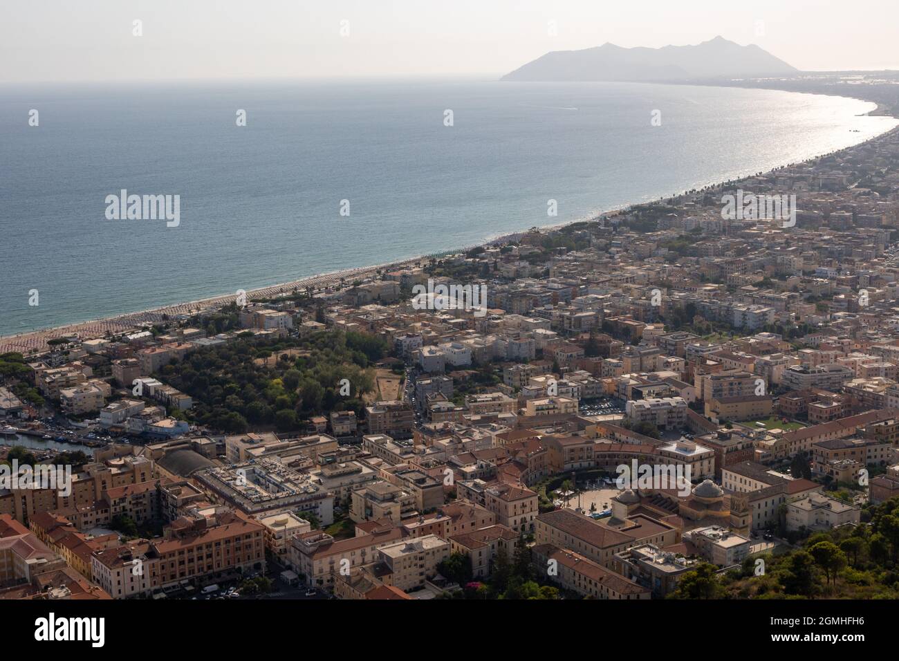 Terracina, Italia - agosto 19 2021 - Vista aerea della città Terracina in luminosa giornata di sole. Promontorio del Circeo e mare Tirreno sullo sfondo Foto Stock