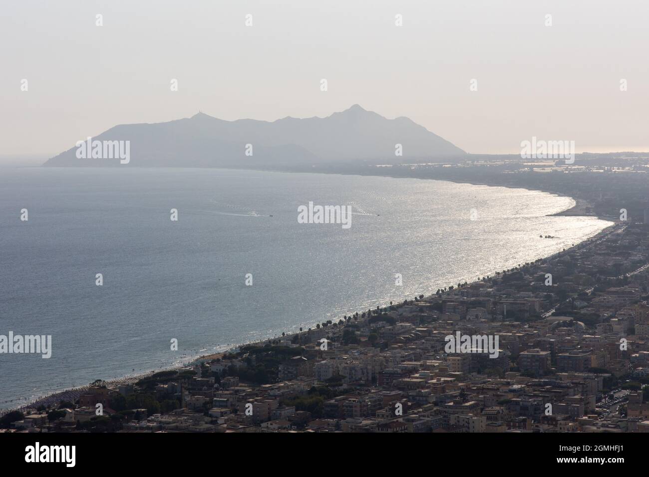 Terracina, Italia - agosto 19 2021 - Vista aerea della città Terracina in luminosa giornata di sole. Promontorio del Circeo e mare Tirreno sullo sfondo Foto Stock