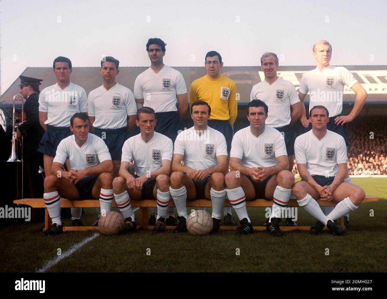 Foto del file datata 12-10-1963 del gruppo inglese Back Row: Terry Paine, Gordon Milne, Maurice Norman, Gordon Banks, Bobby Charlton e Bobby Moore Front Row: Jimmy Greaves, George Eastham, Jimmy Armfield, Bobby Smith e Ray Wilson Data di emissione: Domenica 19 settembre 2021. Foto Stock