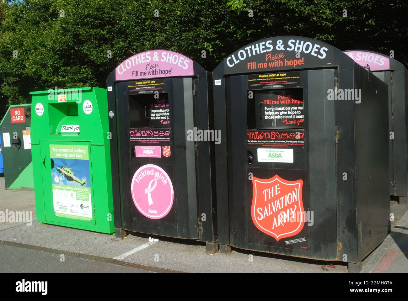 Abbigliamento e scarpe Recycle Bins, Asda Car Park, Portsmouth, Hampshire, Regno Unito. Foto Stock