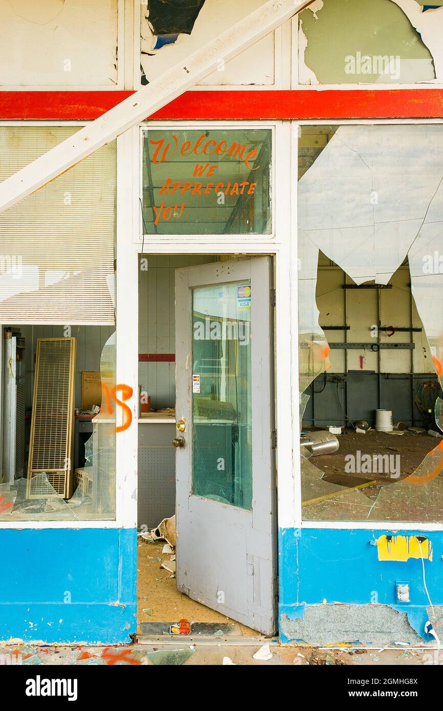 Apri la porta del motel abbandonato a Slug Bug Ranch Amarillo Texas sulla Route 66 Foto Stock
