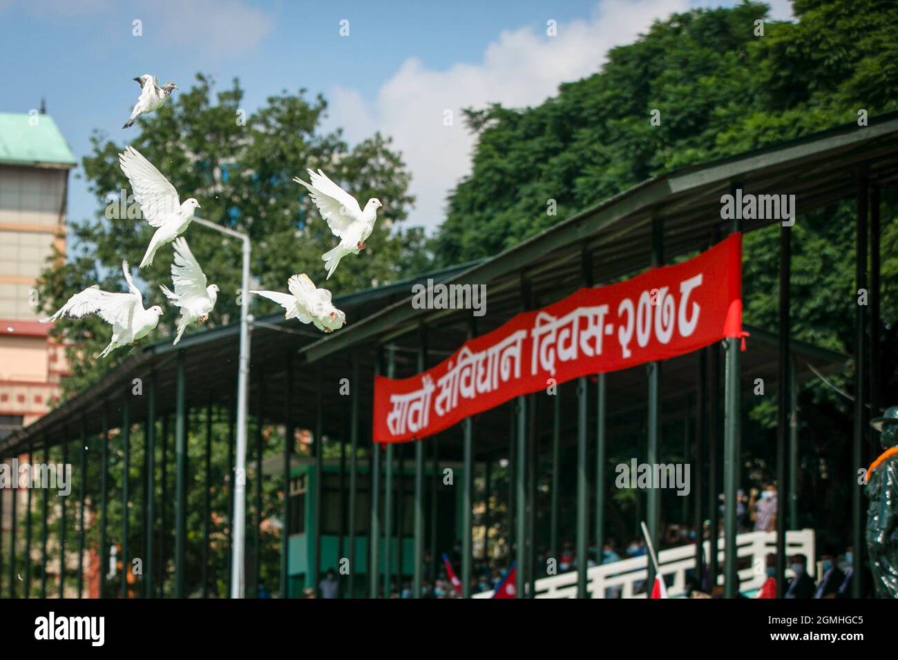 I piccioni sono visti volare per la pace durante la settima Giornata della Costituzione al padiglione dell'Esercito del Nepal. Il governo del Nepal celebra la Giornata della Costituzione, in questa occasione, si è tenuto un evento speciale al Padiglione dell'Esercito del Nepal, Tudikhel Kathmandu, Nepal (Foto di Prabin Ranabhat / SOPA Images/Sipa USA) Foto Stock