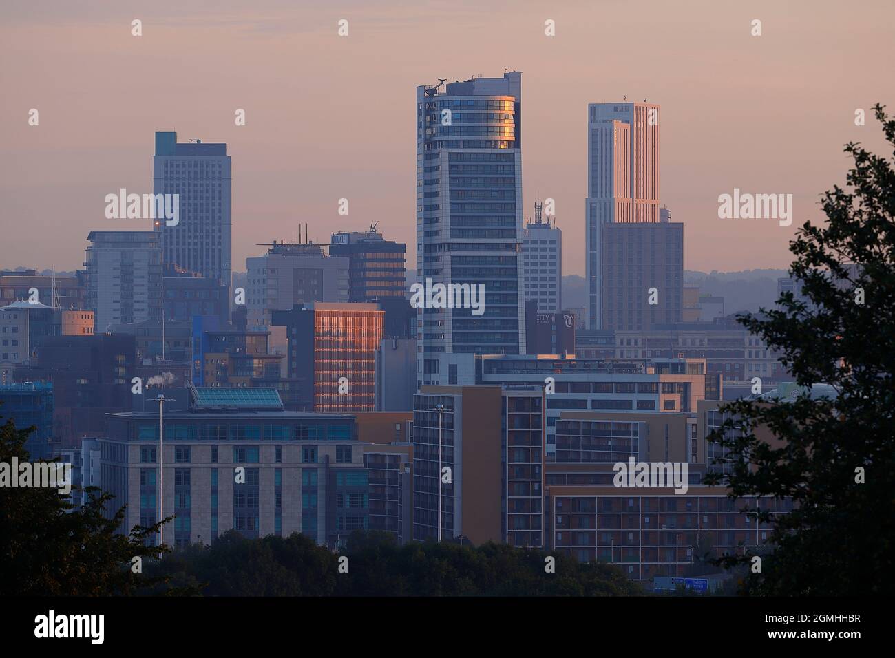 Centro citta' di Leeds all'alba. I 3 edifici alti sono Sky Plaza 106m (a sinistra) Bridgewater Place 112m (Centro) e Altus House (116mRight) Foto Stock