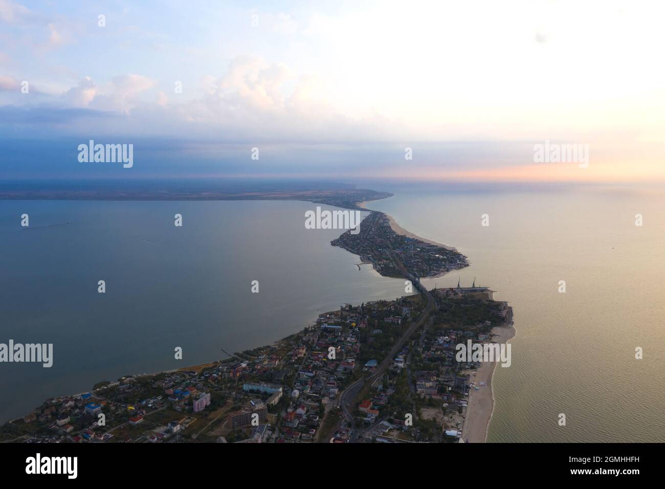 Inizio autunno alba. Vista dall'alto, vista aerea, drone, quadricottero. Delta del Dniester, la giunzione dell'estuario del Dniester con il Mar Nero, Bottlenec Foto Stock