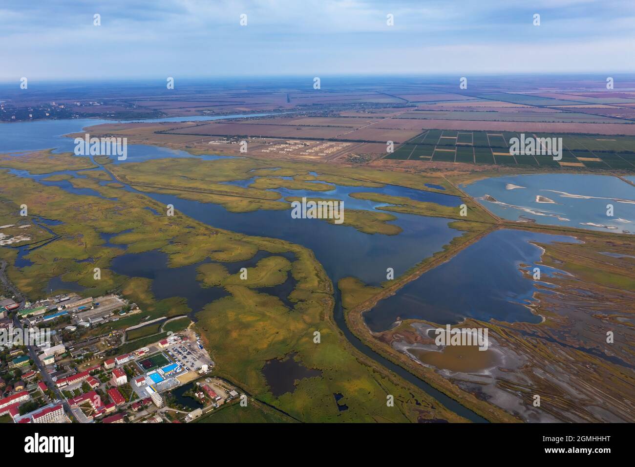 Delta del Dniester. Terra agricola, luoghi per l'allevamento di specie ittiche pregiate. Vista dall'alto, vista aerea, drone, quadricottero. Inizio autunno alba. Foto Stock