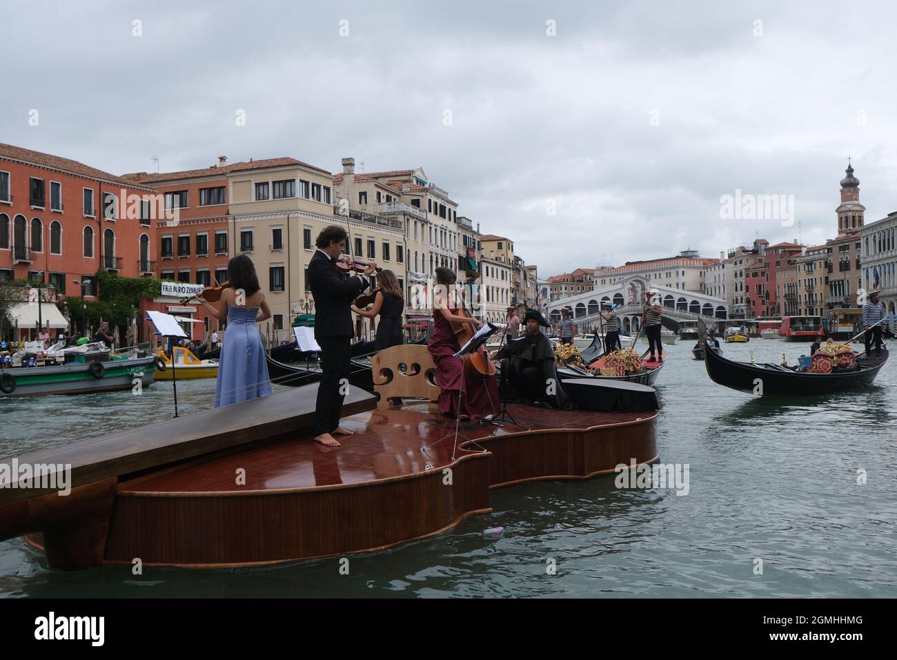 'Il violino di Noè', un gigantesco violino galleggiante dello scultore veneziano Livio De marchi, compie il suo primo viaggio per un concerto sul Canal Grande e sul bacino Foto Stock