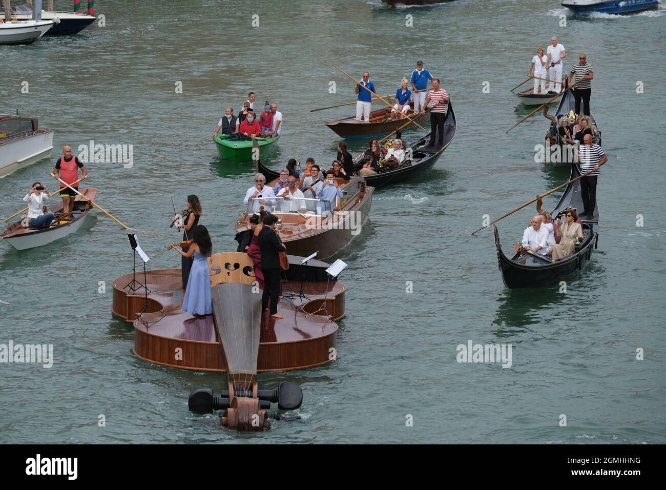 'Il violino di Noè', un gigantesco violino galleggiante dello scultore veneziano Livio De marchi, compie il suo primo viaggio per un concerto sul Canal Grande e sul bacino Foto Stock