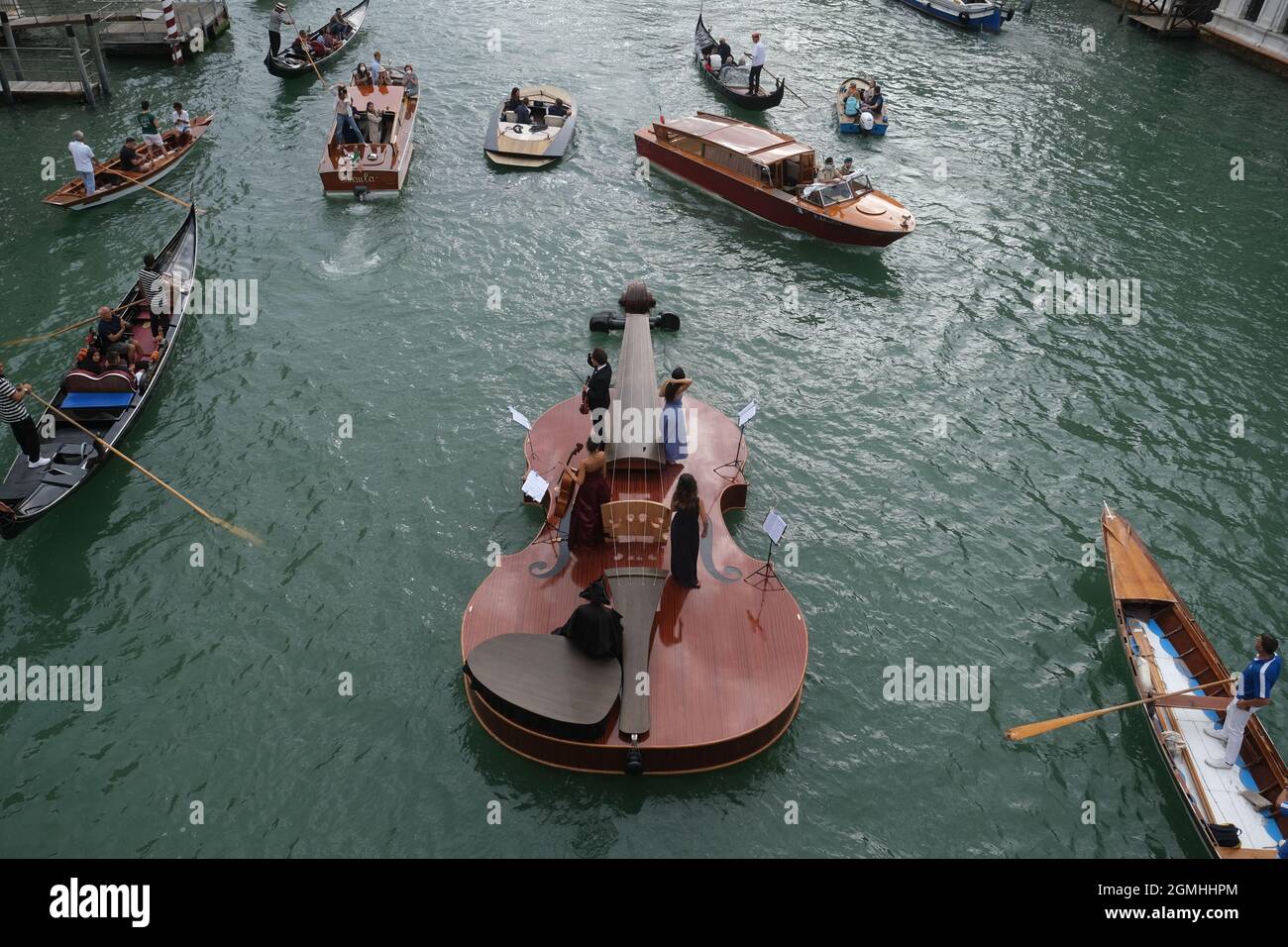 'Il violino di Noè', un gigantesco violino galleggiante dello scultore veneziano Livio De marchi, compie il suo primo viaggio per un concerto sul Canal Grande e sul bacino Foto Stock