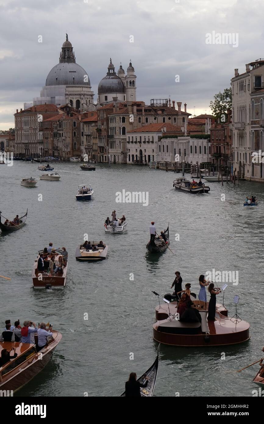 'Il violino di Noè', un gigantesco violino galleggiante dello scultore veneziano Livio De marchi, compie il suo primo viaggio per un concerto sul Canal Grande e sul bacino Foto Stock