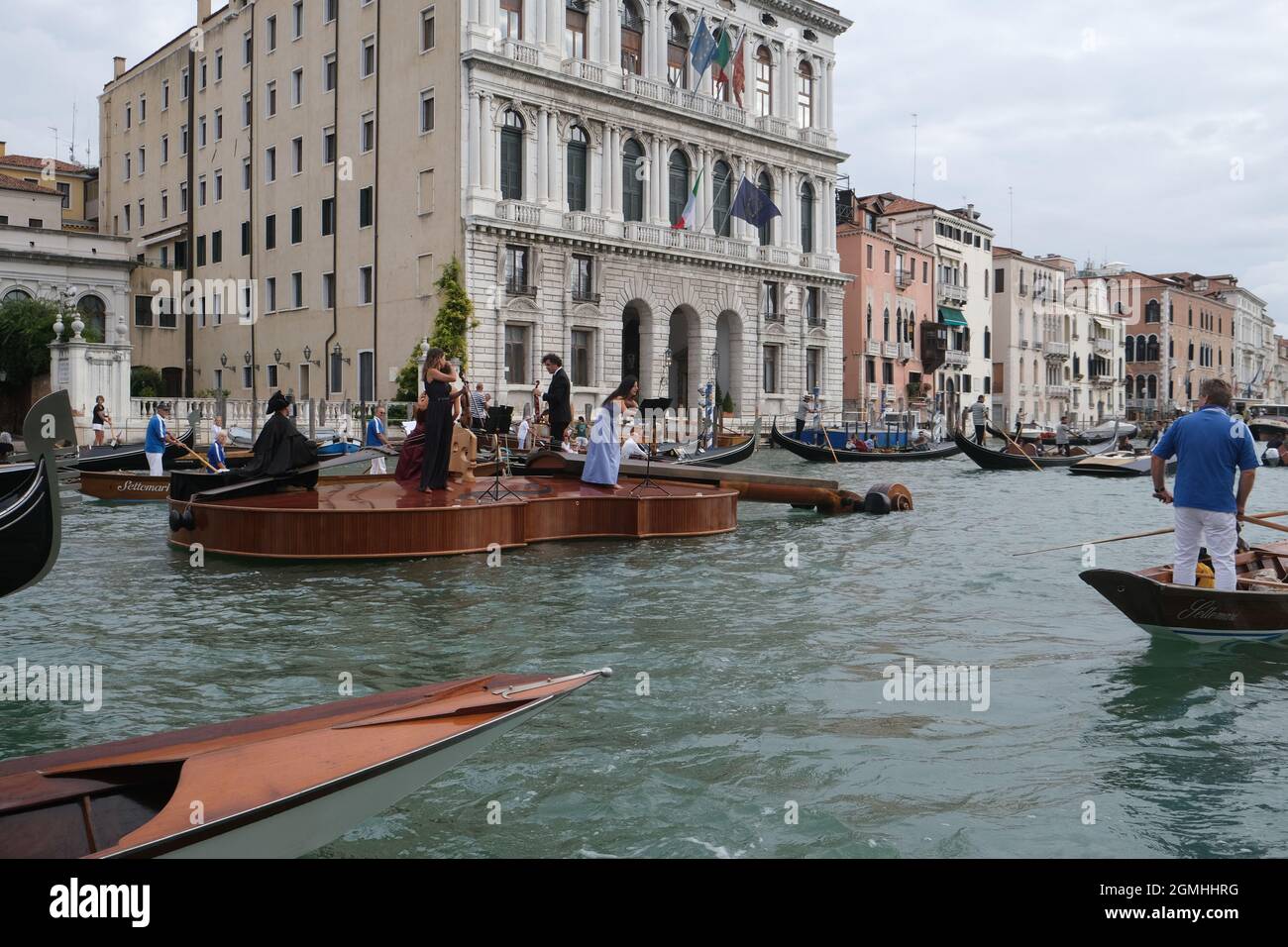 'Il violino di Noè', un gigantesco violino galleggiante dello scultore veneziano Livio De marchi, compie il suo primo viaggio per un concerto sul Canal Grande e sul bacino Foto Stock