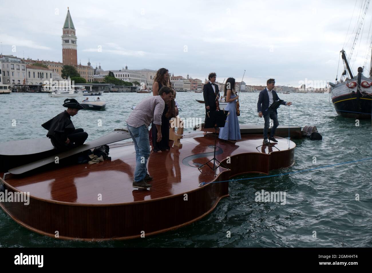Il violino di Noè', un gigantesco violino galleggiante dello scultore  veneziano Livio De marchi, compie il suo primo viaggio per un concerto sul  Canal Grande e sul bacino Foto stock - Alamy