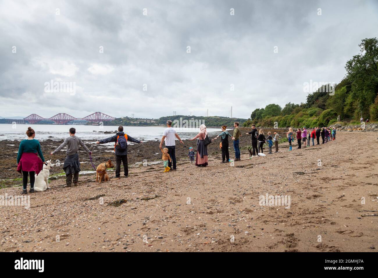 Dalgety Bay, Fife, Scozia, Regno Unito. 19 settembre 2021. I residenti di Dalgety Bay e della zona circostante partecipano a una linea nella sabbia 2021. Fa parte di una dimostrazione a livello di Fife che chiede un'azione per affrontare le questioni climatiche in vista della conferenza COP26 sul cambiamento climatico a Glasgow. © Richard Newton / Alamy Live News Foto Stock